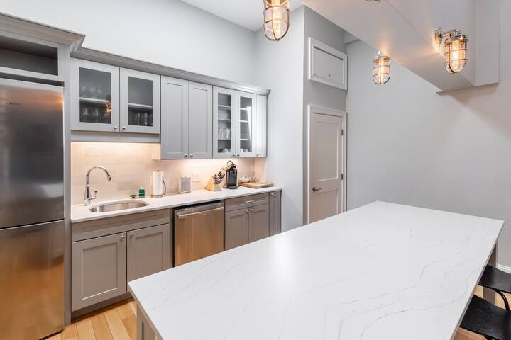 Modern Condo w/Loft and Kitchenette on Thames St gallery image 5