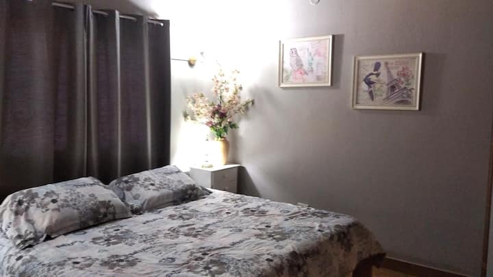 HAUPTSCHLAFZIMMER MIT DOPPELBETT.