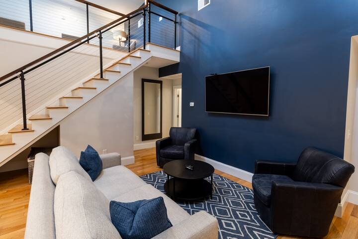 2 Bedrooms & Loft – Minutes to Shops & Restaurants gallery image 3