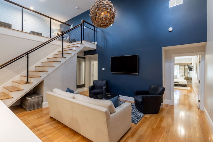 2 Bedrooms & Loft – Minutes to Shops & Restaurants