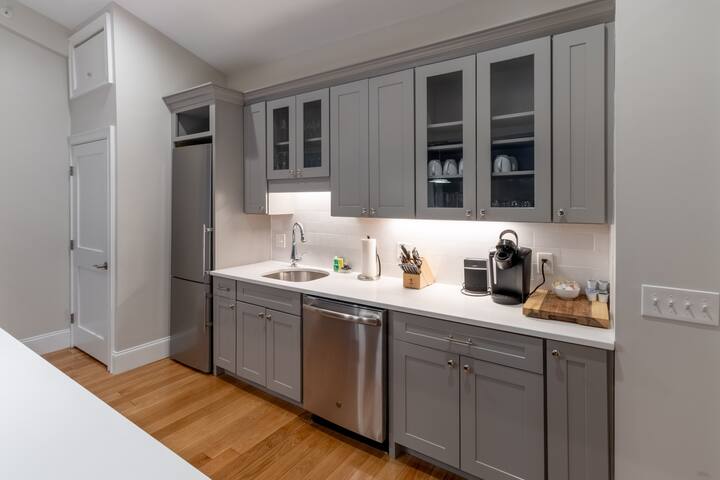 2 Bedrooms & Loft – Minutes to Shops & Restaurants gallery image 4