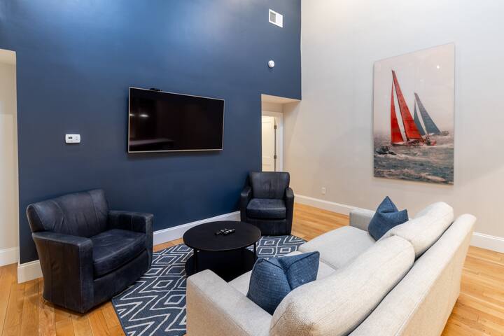 2 Bedrooms & Loft – Minutes to Shops & Restaurants gallery image 2