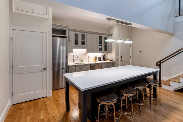 2 Bedrooms & Loft – Minutes to Shops & Restaurants gallery image 5