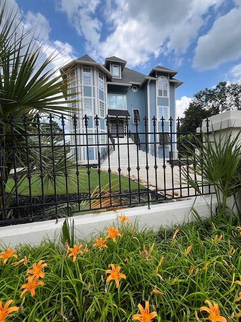 Luxury Stay on Golf Course, River View w/Elevator