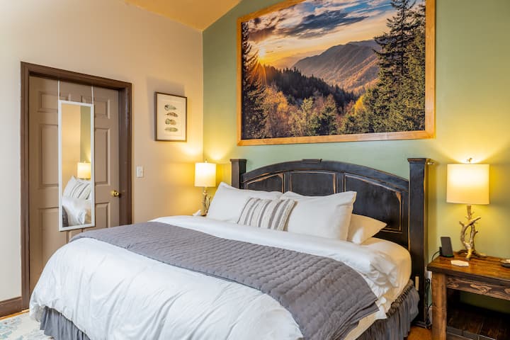 Gatlinburg Fall Specials! King Bed And Hot Tub!
