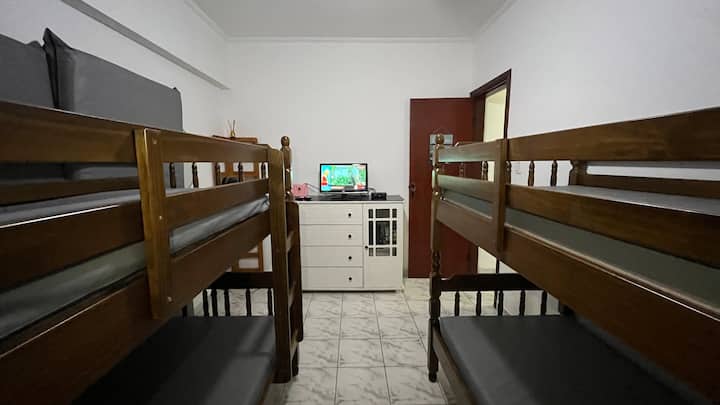 Segundo dormitorio con 02 literas, 02 colchones individuales, cómoda, TV, ventilador de techo y ventilador de columna,