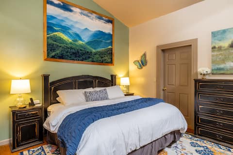 Top performing Airbnb: Fall getaway! KING bed, hot tub, & more! in Gatlinburg