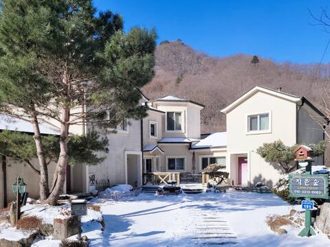 [Small Forest_Suite Room] Healing pension in the forest with family