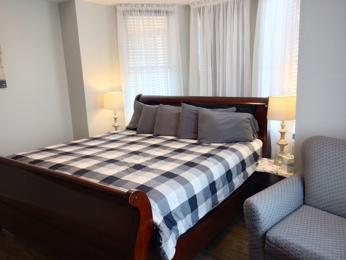 Chumba bora cha kulala chenye kitanda aina ya King na bafu la chumbani. Bafu la chumbani lina kabati la maji, beseni la kuogea/bafu, ubatili. Taulo nyeupe za kupangusa ili ujifungie na mashuka mengi ya kuhesabu ili upumzike kwa ajili ya kulala kwa utulivu. 