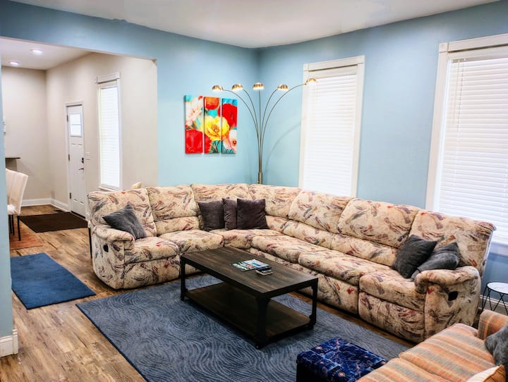 Ampio soggiorno con divano componibile e divano letto matrimoniale. Televisore per guardare in streaming il tuo film preferito.