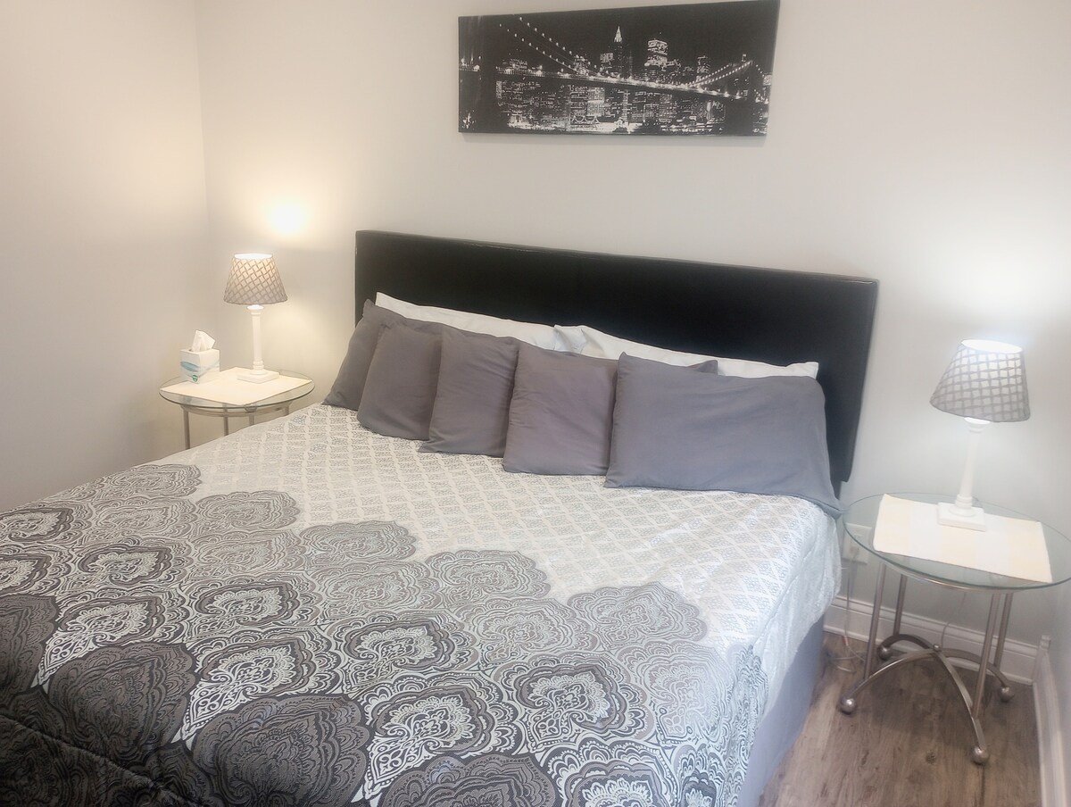 Chumba cha pili cha kulala kilicho na kitanda cha King, Bafu la Jack na Jill, hutembea kwenye kabati lenye mashine ya kufulia. Iko kwenye kabati la nguo kuna pasi, ubao wa kupiga pasi, vumbi, mopu ya Swiffer na sabuni ya kufulia