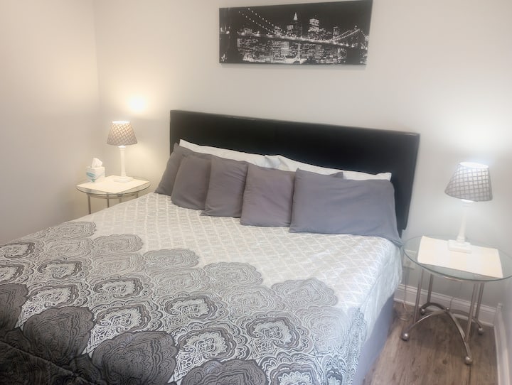 Seconda camera da letto con letto matrimoniale grande, bagno in comune, cabina armadio con lavatrice. Nell'armadio della lavanderia sono presenti ferro e asse da stiro, aspirapolvere, mocio Swiffer e detersivo per il bucato