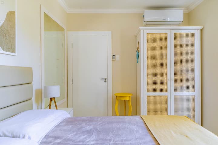 "Detalhes que encantam: palhinha natural, cores leves e o charme do amarelo que traz alegria ao quarto. Um espaço pensado para acolher e relaxar."