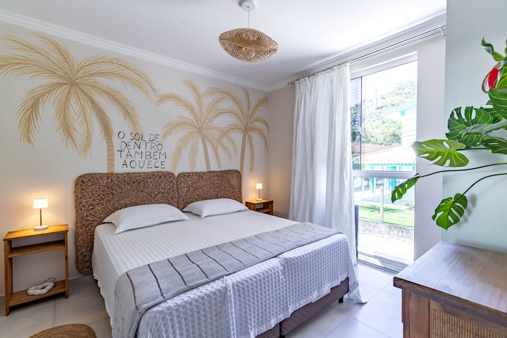 "Um quarto cheio de charme litorâneo, com decoração leve e praiana, pensado para você descansar com o barulho do mar como inspiração."