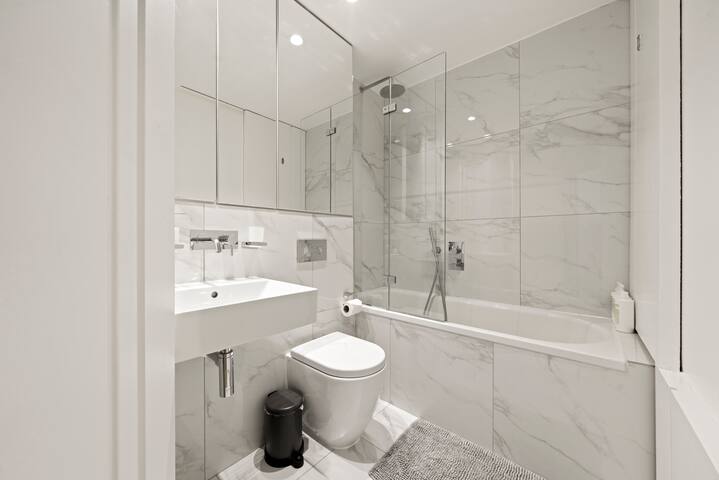 Mayfair 2Bed 2Bath Home | Oxford Circus | Lift gallery image 5