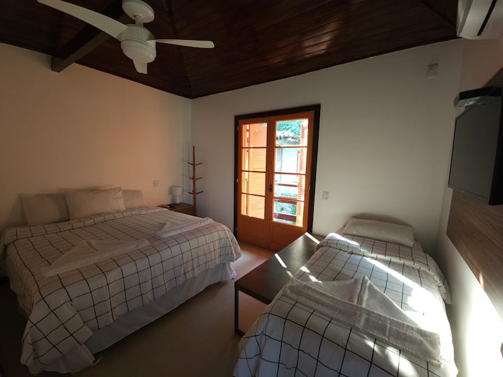 Chambre 3 lits simples ou 1 grand lit et 1 lit simple_Annexe avec balcon