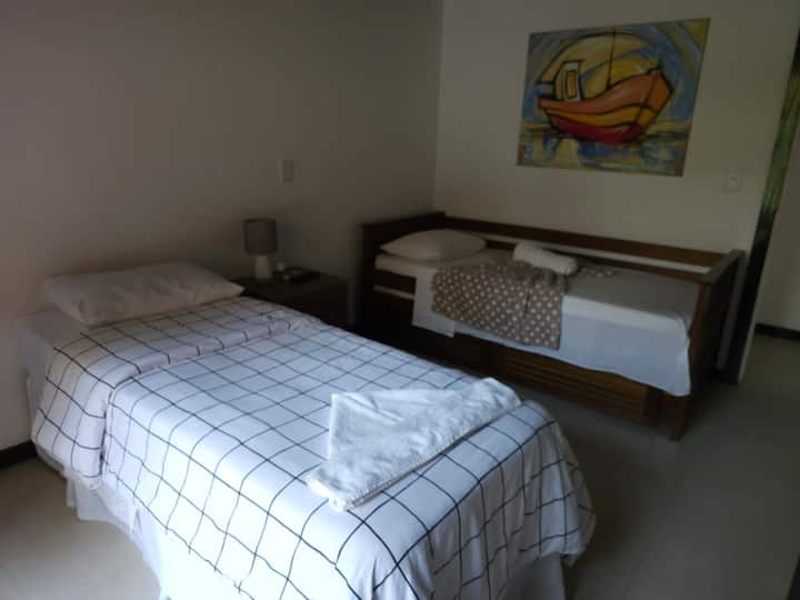 1 lit simple et 1 lit gigogne.