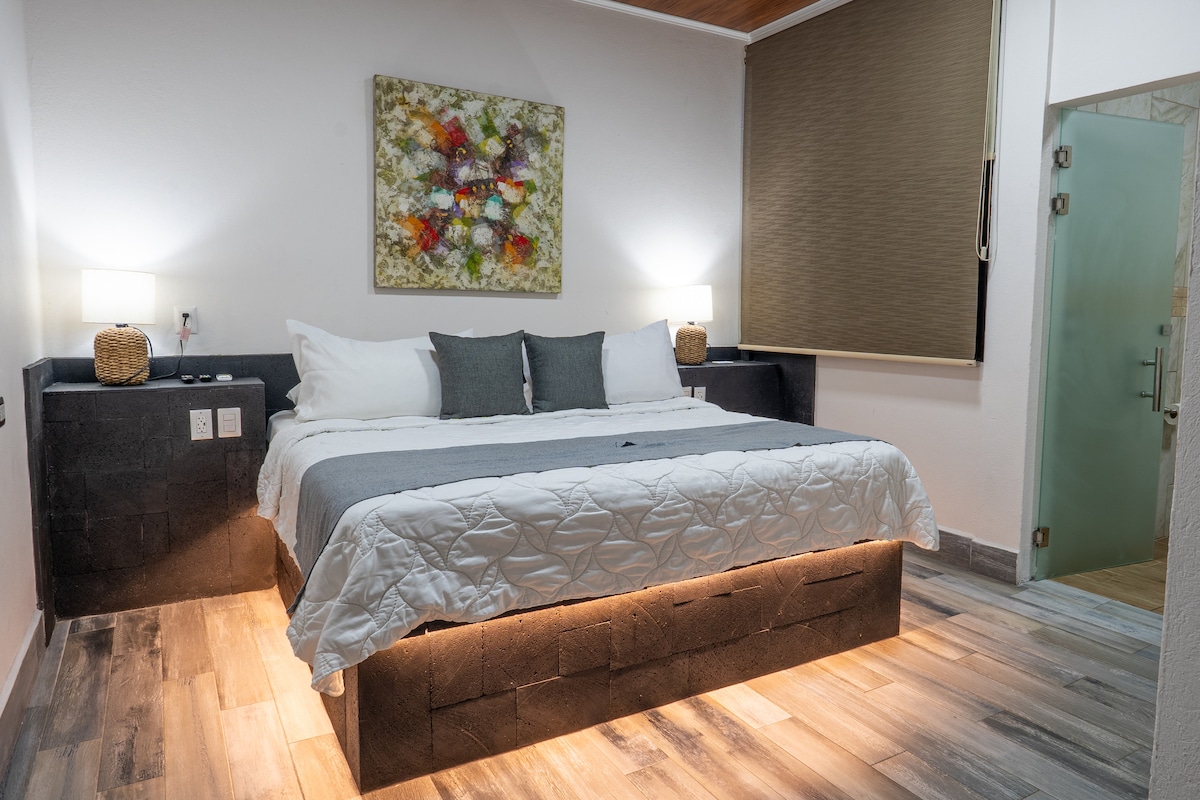 חדר, מיטת קינג סייז וחדר רחצה צמוד