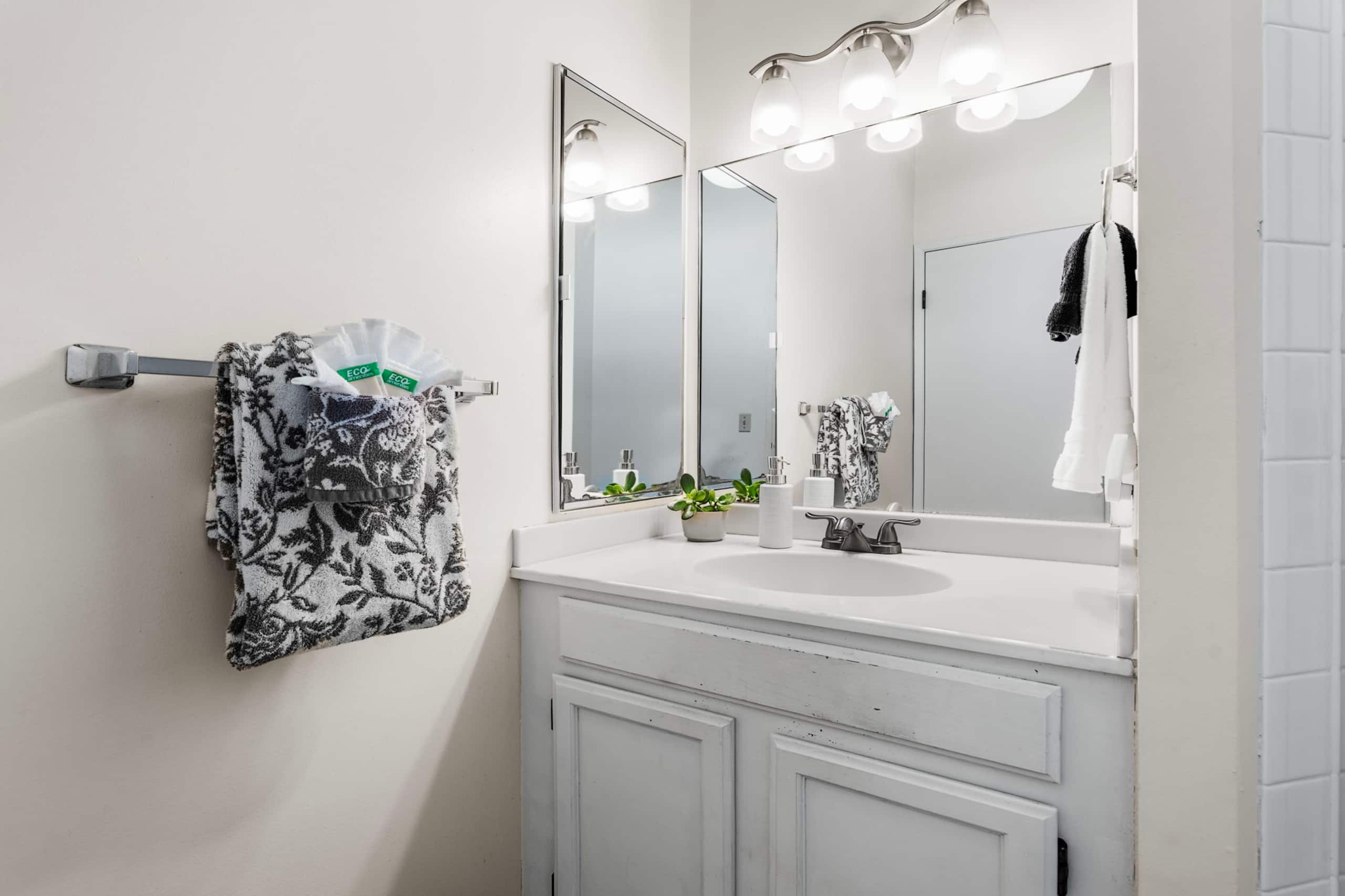 Condo in Kailua-Kona · ★4.96 · 3 bedrooms · 4 beds · 3 private baths - Image 32