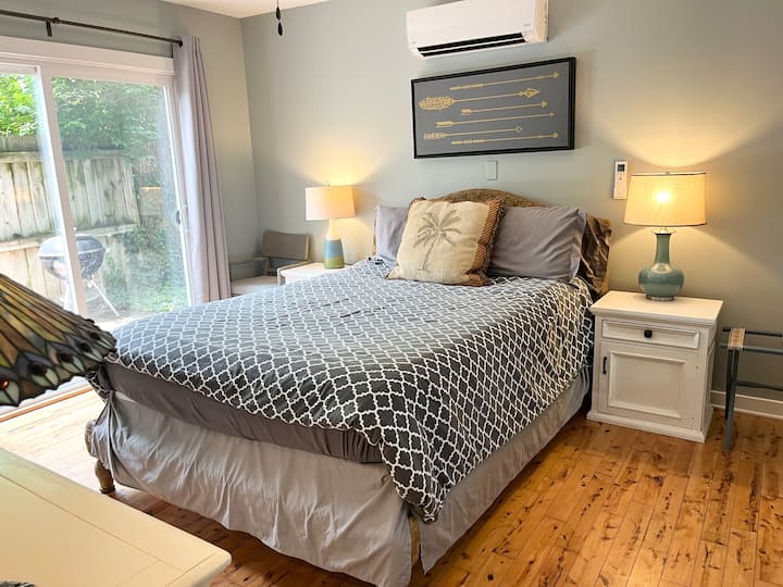 标准双人床卧室# 1