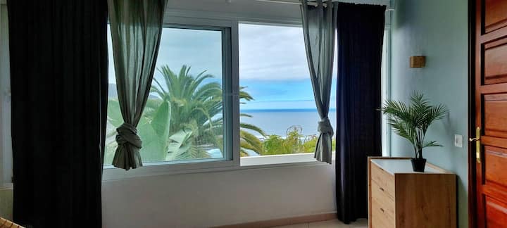 Vista al dormitorio - Vista al Atlántico; el dormitorio tiene acceso directo al baño