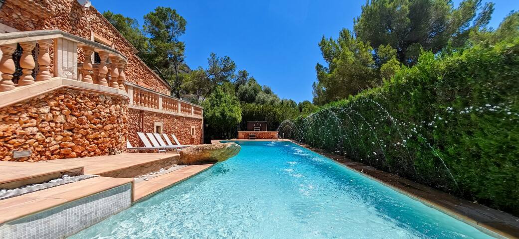 Stunning villa on the coast with pool and Wi-Fi gallery image 2