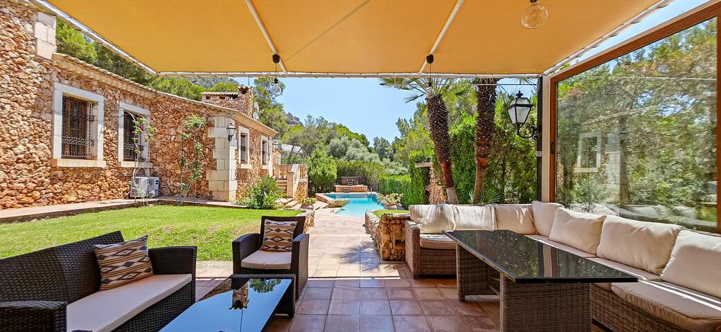 Stunning villa on the coast with pool and Wi-Fi gallery image 4