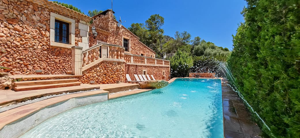 Stunning villa on the coast with pool and Wi-Fi