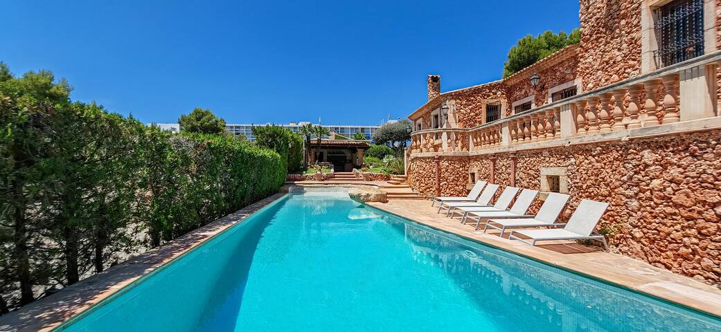 Stunning villa on the coast with pool and Wi-Fi gallery image 3