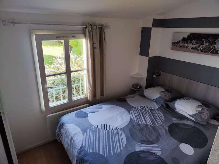 Habitación con cama de 140 x 190 cm, vista al norte