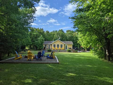 Barefoot Bungalow – Cottage with Pool & Hot Tub