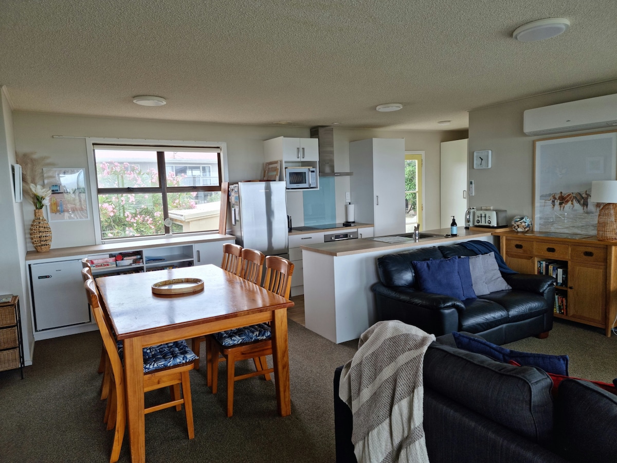 Successful Airbnb property: Beachfront Kiwi bach in Ōhope