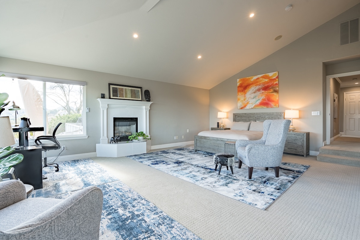 ห้องนอนใหญ่ที่กว้างขวางมีพื้นที่เพียงพอสำหรับการพักผ่อนและกางออก
