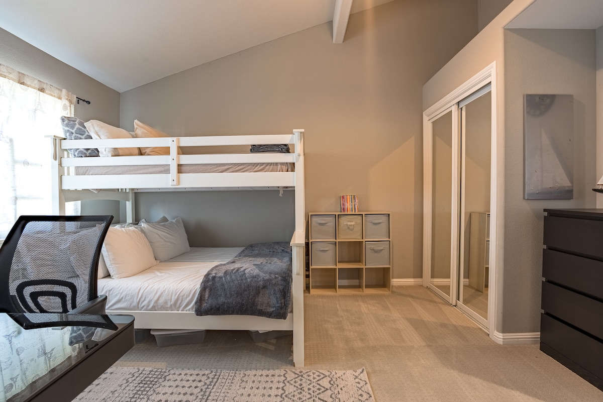 ห้องนอน 5 พร้อมเตียงสองชั้นและแจ็คและจิลล์ 
