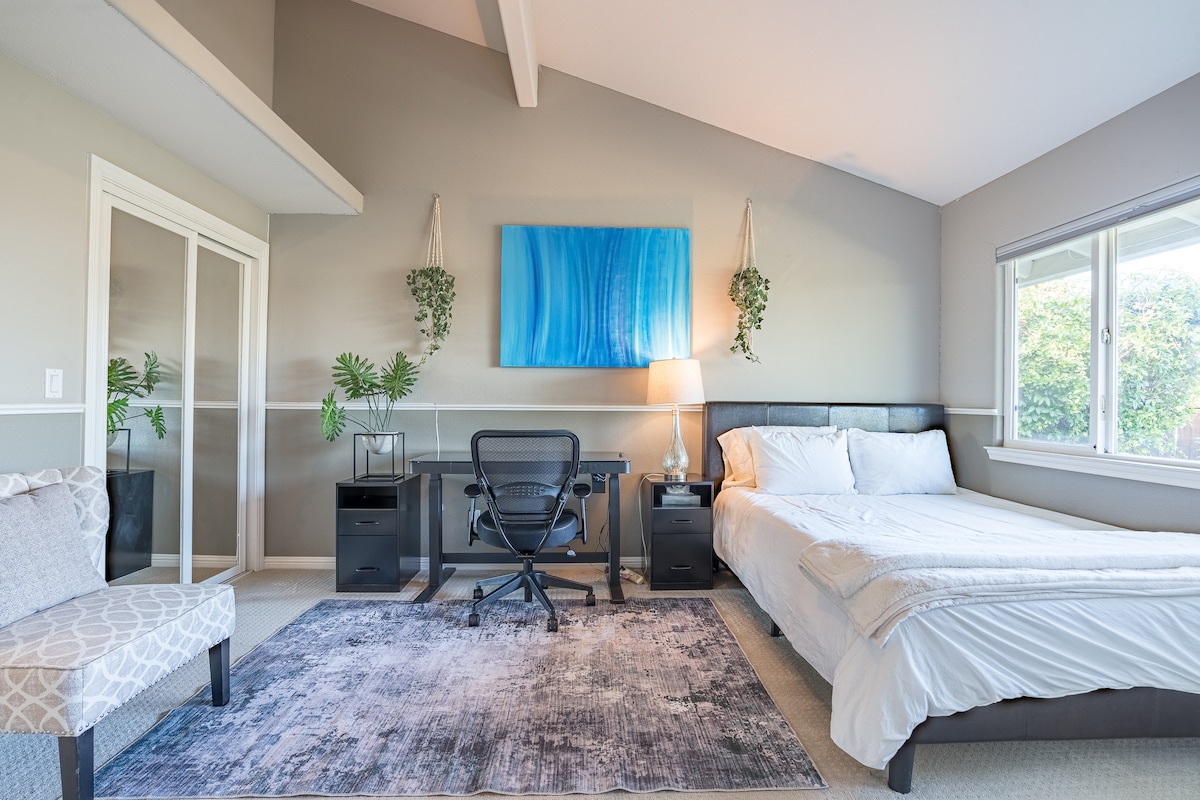 ห้องนอนที่ 4 พร้อมโต๊ะทำงาน
