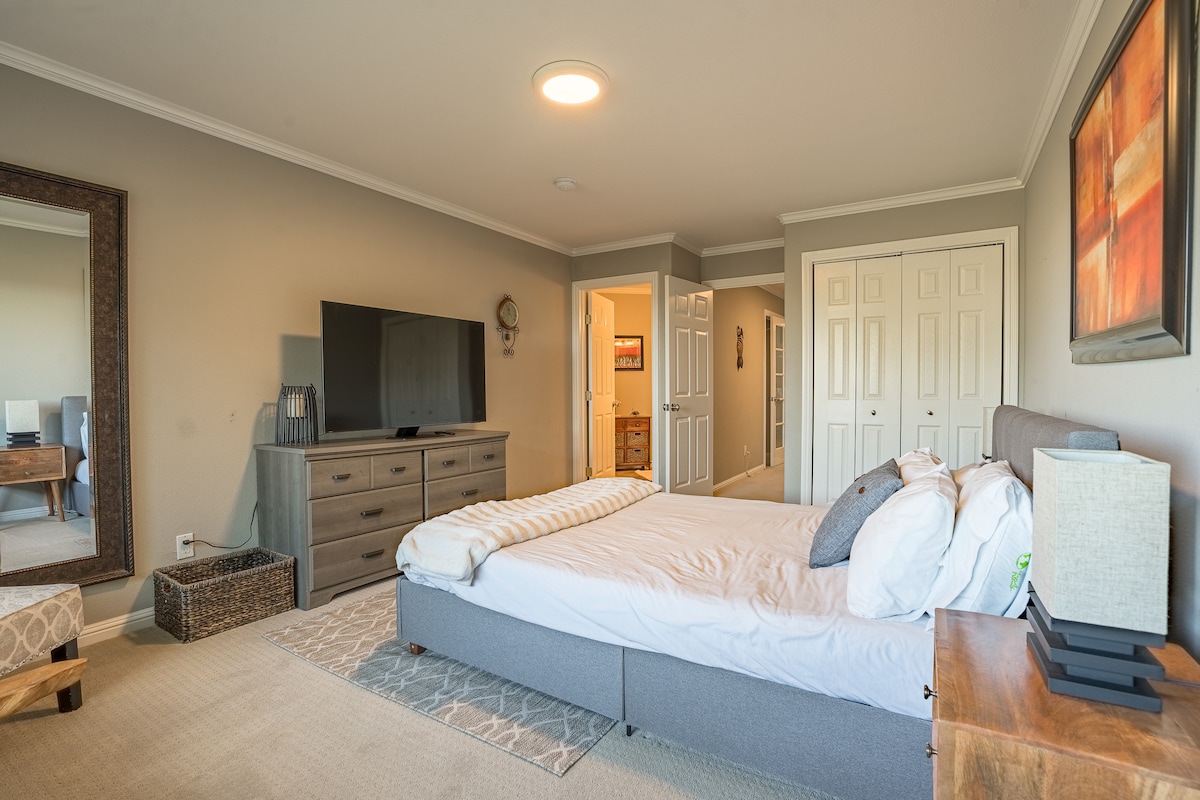 ห้องนอนใหญ่ห้องที่สองพร้อมห้องน้ำในตัวและห้องทำงาน