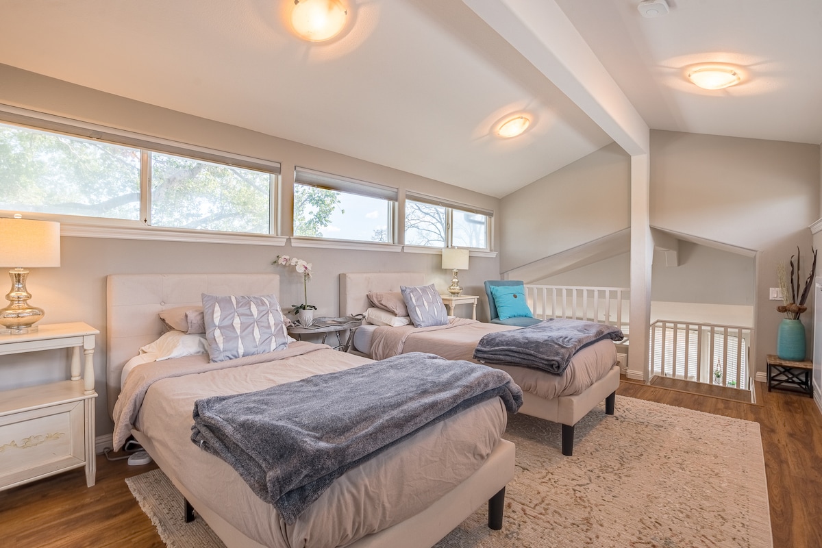 ห้องนอนใต้หลังคา 6 พร้อมเตียง 2 เตียงในส่วนต่อเติมที่เชื่อมต่อกัน
