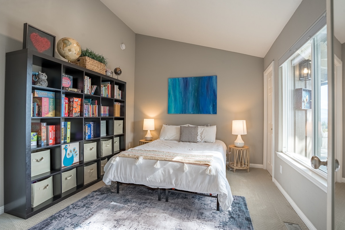 ห้องนอน 3 พร้อมบอร์ดเกมและโต๊ะทำงาน
