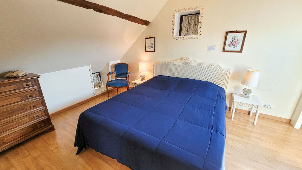 חדר השינה Les Preuses לשני אנשים ( מיטה 160) בקומה 2 הוא חלק מהסוויטה המשפחתית