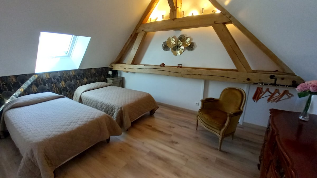 חדר שינה 6 Valmur (מיזוג אוויר) מציע 2 מיטות יחיד שיכולות להתאחד כמיטת קינג סייז