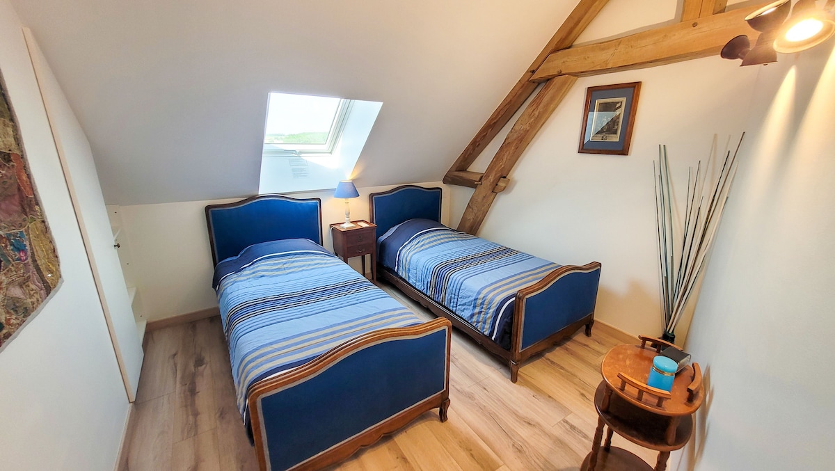 חדר "גרנויי" הוא חלק מהסוויטה המשפחתית בקומה השנייה. שתי מיטות יחיד ומיזוג אוויר