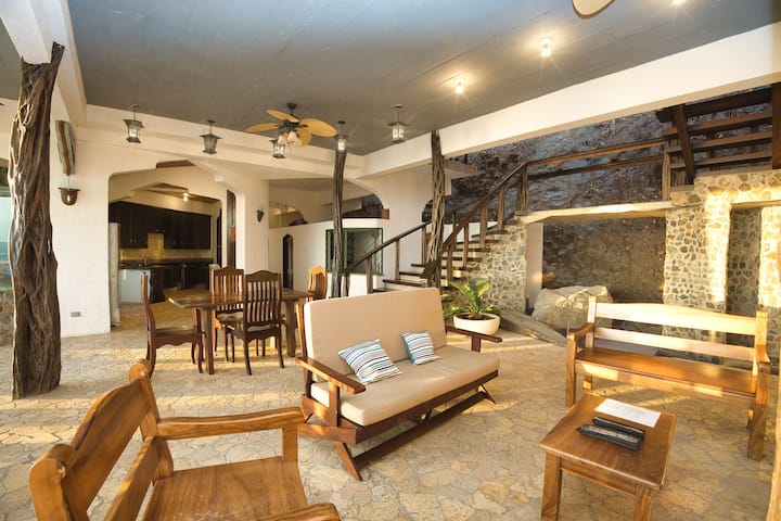 Amazing private house with stunning ocean views