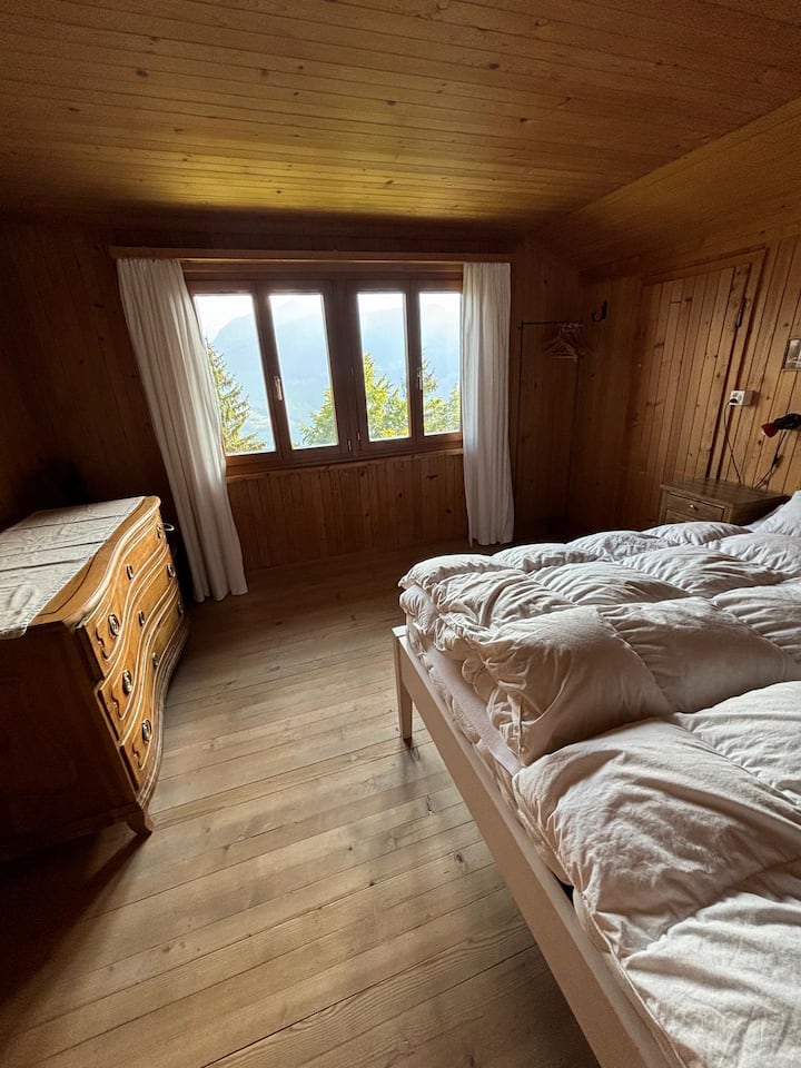 חדר שינה בקומה 2 עם מיטה זוגית ושידת מגירות.