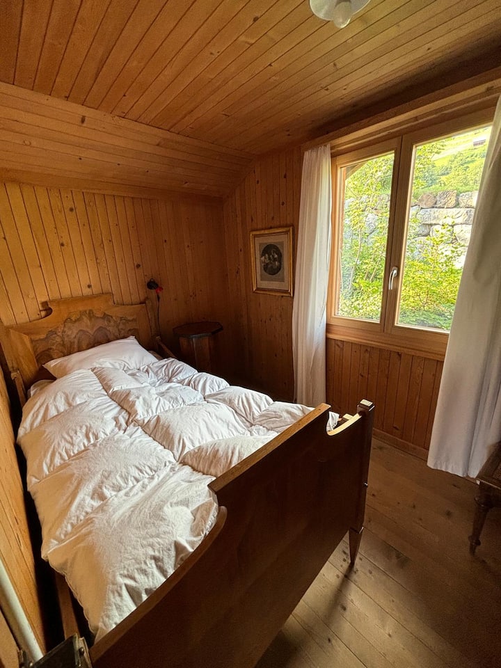 חדר שינה בקומה 2 עם מיטת יחיד.