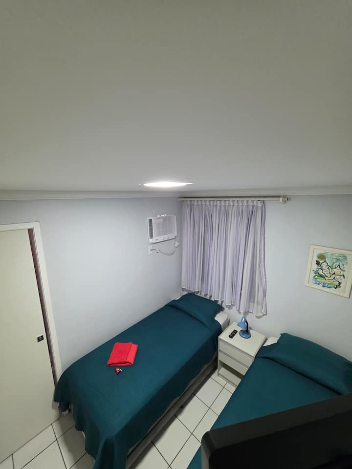 两张单人床和一张额外的床（仅适合儿童使用）。 遮光帘、支撑灯、枕头、毛巾、智能电视、衣柜和侧支撑桌。