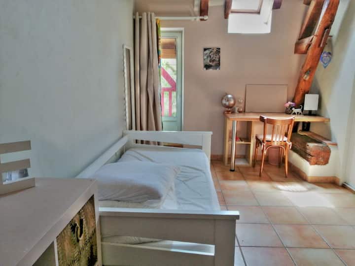 2 lits simples, 1 bureau