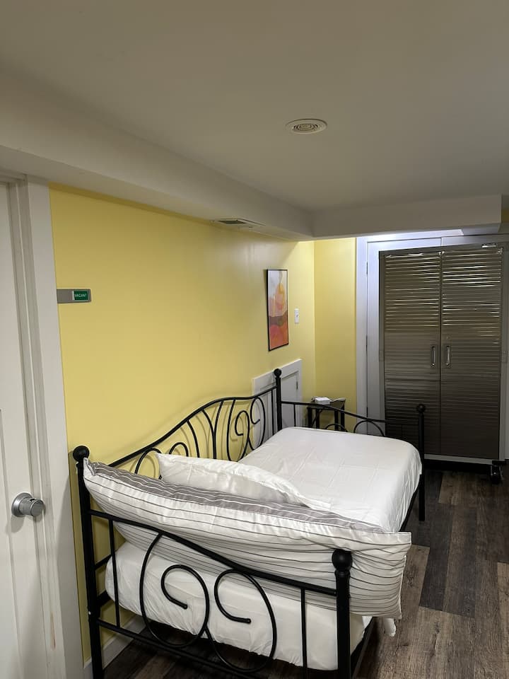 سرير مزدوج في منطقة مفتوحة