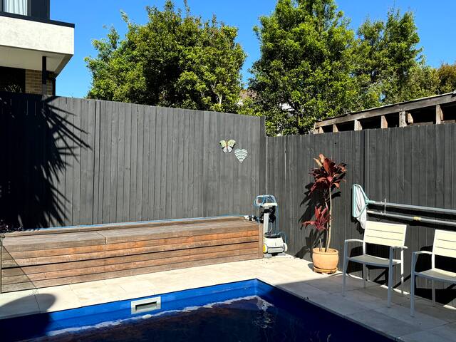 Modern family entertainer: pool, beach & cafes gallery image 2