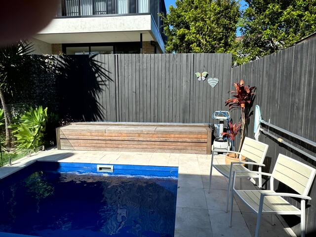 Modern family entertainer: pool, beach & cafes