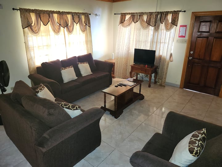 Comfy, Convenient, Spacious 2 Bedroom House - Jamaica